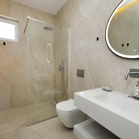 Modern Steps From The Sea In For 3 *