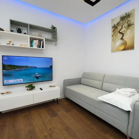Modern Steps From The Sea In For 3 Vlorë