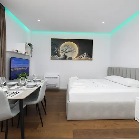 Modern Steps From The Sea In For 3 Appartement Vlorë